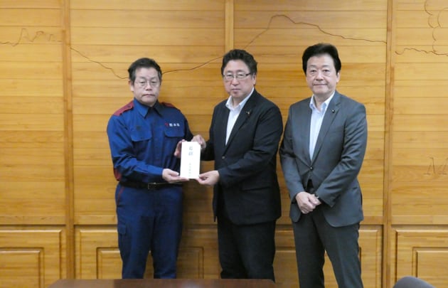 台湾の方々へ見舞金の贈呈