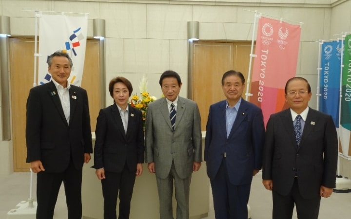 橋本聖子組織委員会会長などの訪問受けの写真