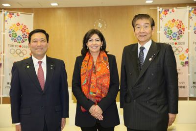 左から小磯副議長、イダルゴ市長、川井議長