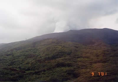 噴煙を上げる雄山