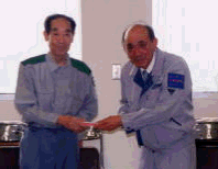 見舞金の贈呈