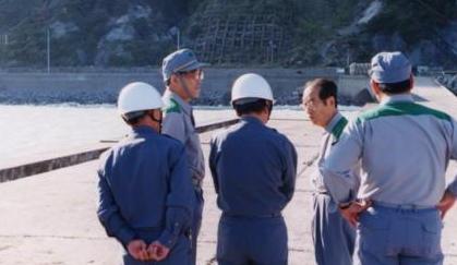 地震災害調査団の視察