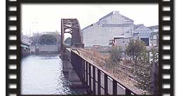 豊洲運河にかかる白いアーチ型の鉄橋
