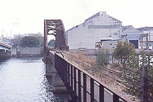 豊洲運河にかかる白いアーチ型の鉄橋