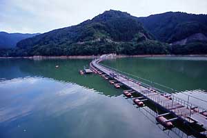奥多摩湖の名物「浮き橋」
